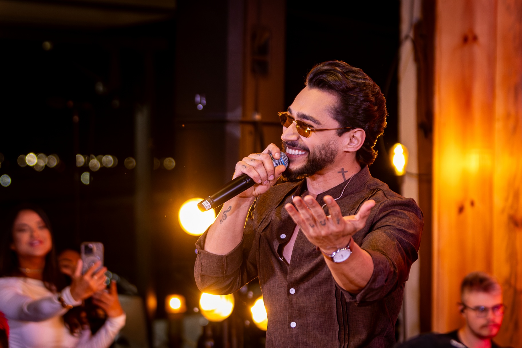 Daniel sorrindo durante apresentação