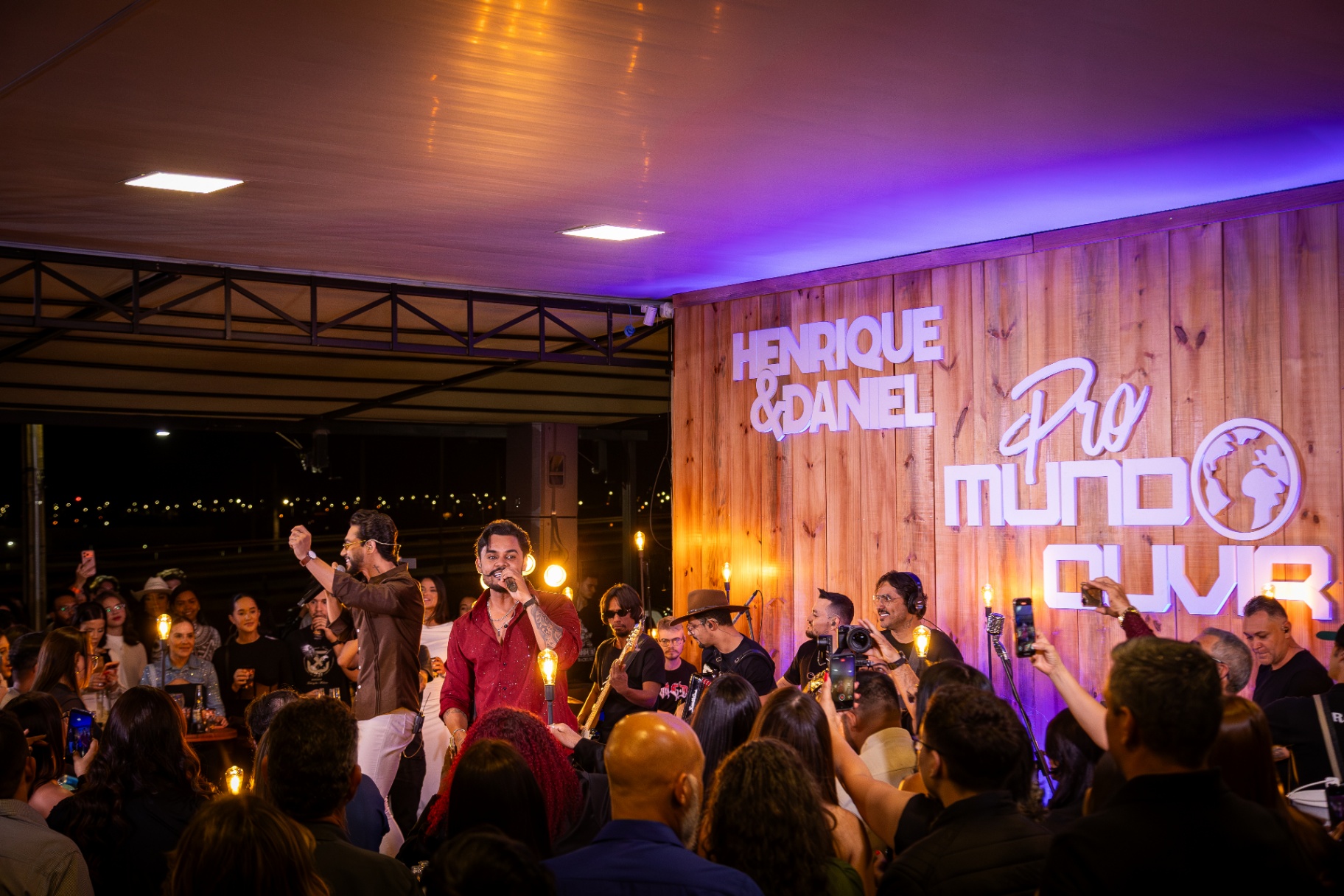 Dupla no palco com público